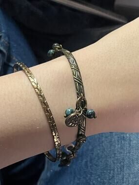 🧚🏻‍♀️ Vintage 1980s & 1990s Brass Tone Bangle Bracelet Set | Boho Charm Stack